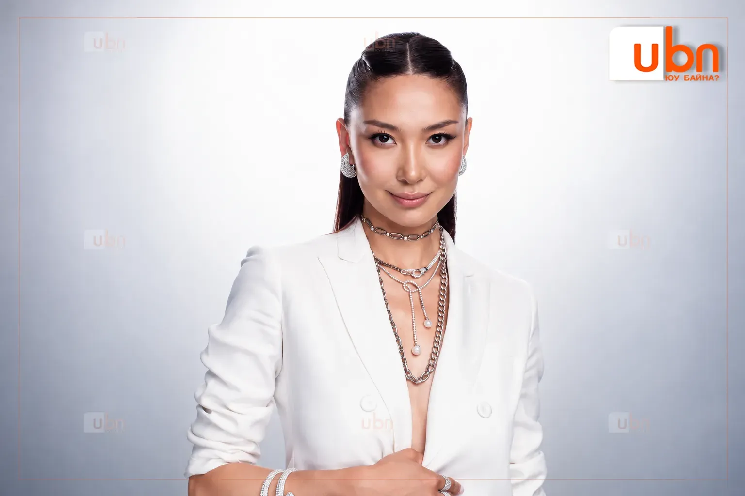 Polished White Blazer Glamour.webp