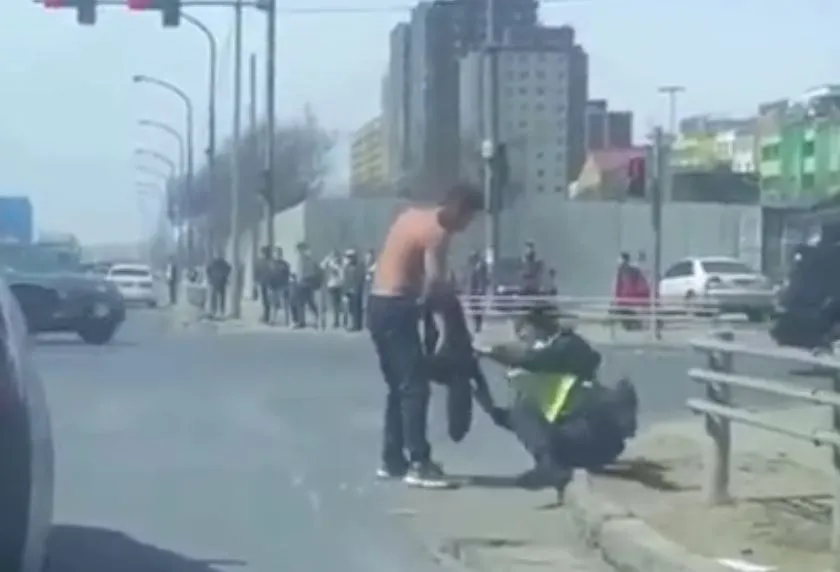 БИЧЛЭГ: Цагдаагийн албан хаагчийн биед халдсан этгээдийг 250.000 төгрөгөөр торгожээ