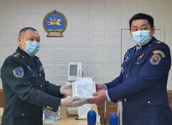Цэргийн төв эмнэлэгт хүчилтөрөгчийн аппарат хандивлав
