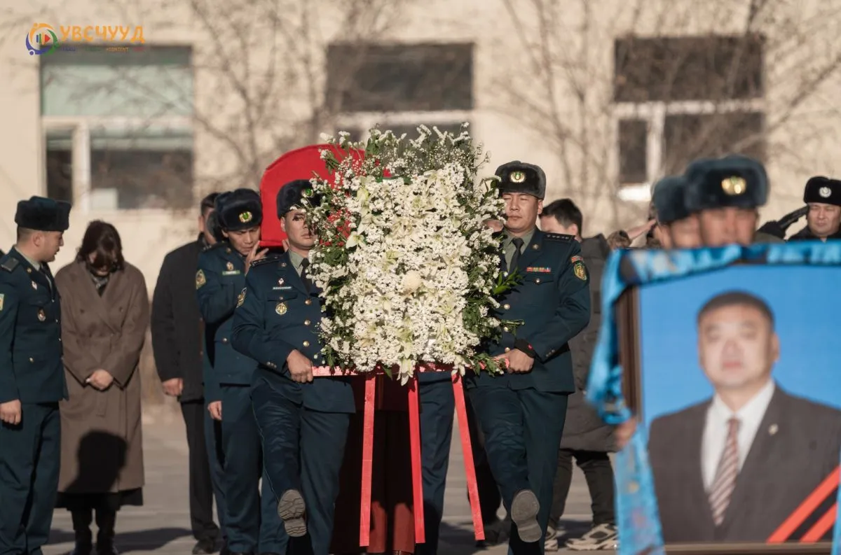 Увсын Засаг дарга асан С.Батжаргал агсныг сүүлчийн замд нь үдэж байгаатай холбогдуулан гашуудал зарлаж, 3 хоног Улаангом суманд архи худалдаалахыг хориглолоо