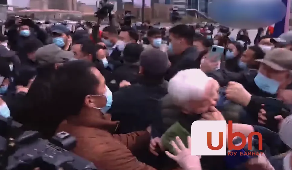 БИЧЛЭГ: Н.Алтанхуягийн талынхан Э.Бат-Үүлийг үсдэж, М.Тулгат, Ч.Өнөрбаяр нарыг талбайгаас ХӨӨЛӨӨ