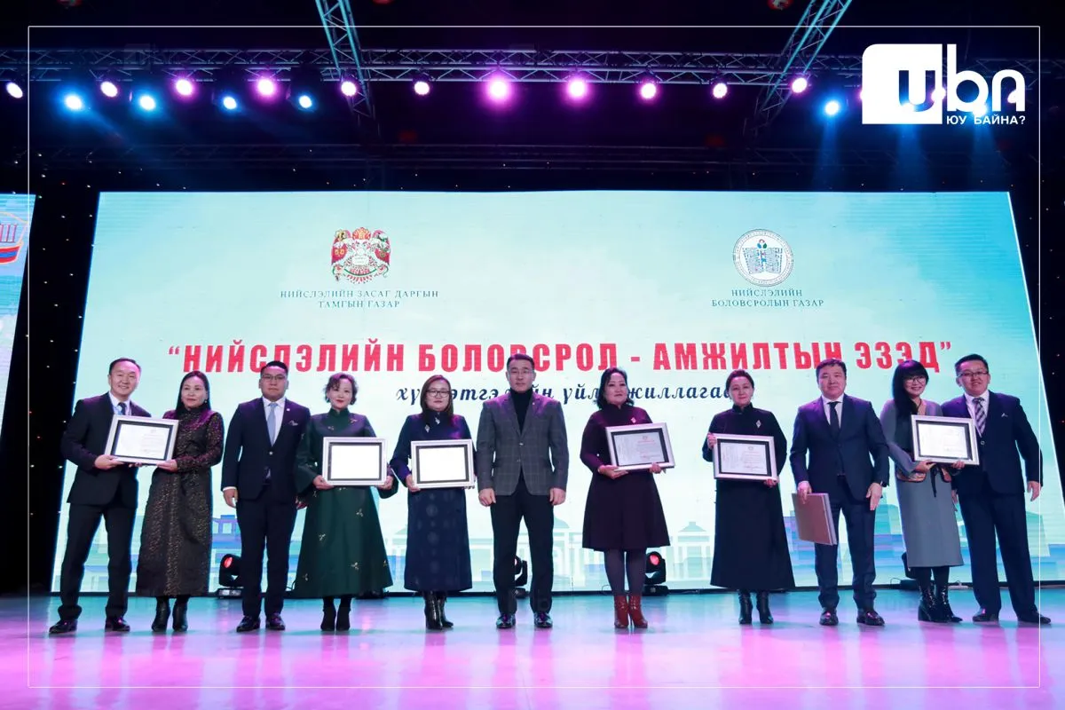 Гэр бүлээрээ боловсролын салбарт ажиллаж буй есөн өрхөд түрээслээд өмчлөх орон сууц олголоо