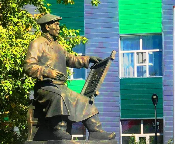 Их зураач Балдуугийн Шаравын гэрэлт хөшөөг босгожээ