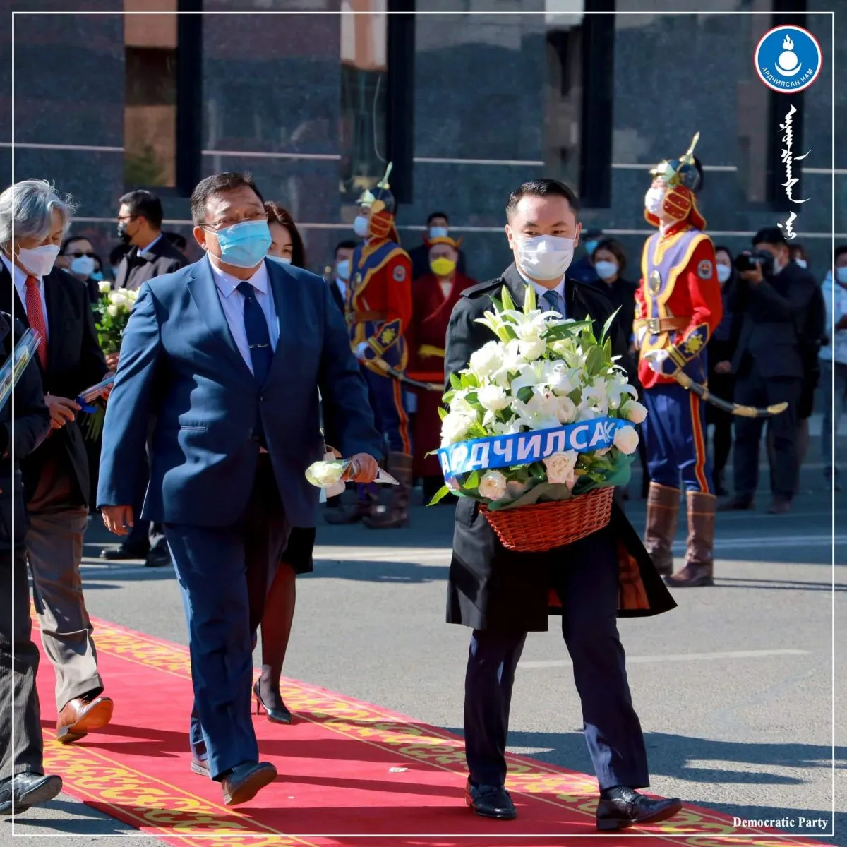 С.Эрдэнэ тэргүүтэй ардчилсан намын гишүүд хэлмэгдэгсдийн хөшөөнд хүндэтгэл үзүүллээ