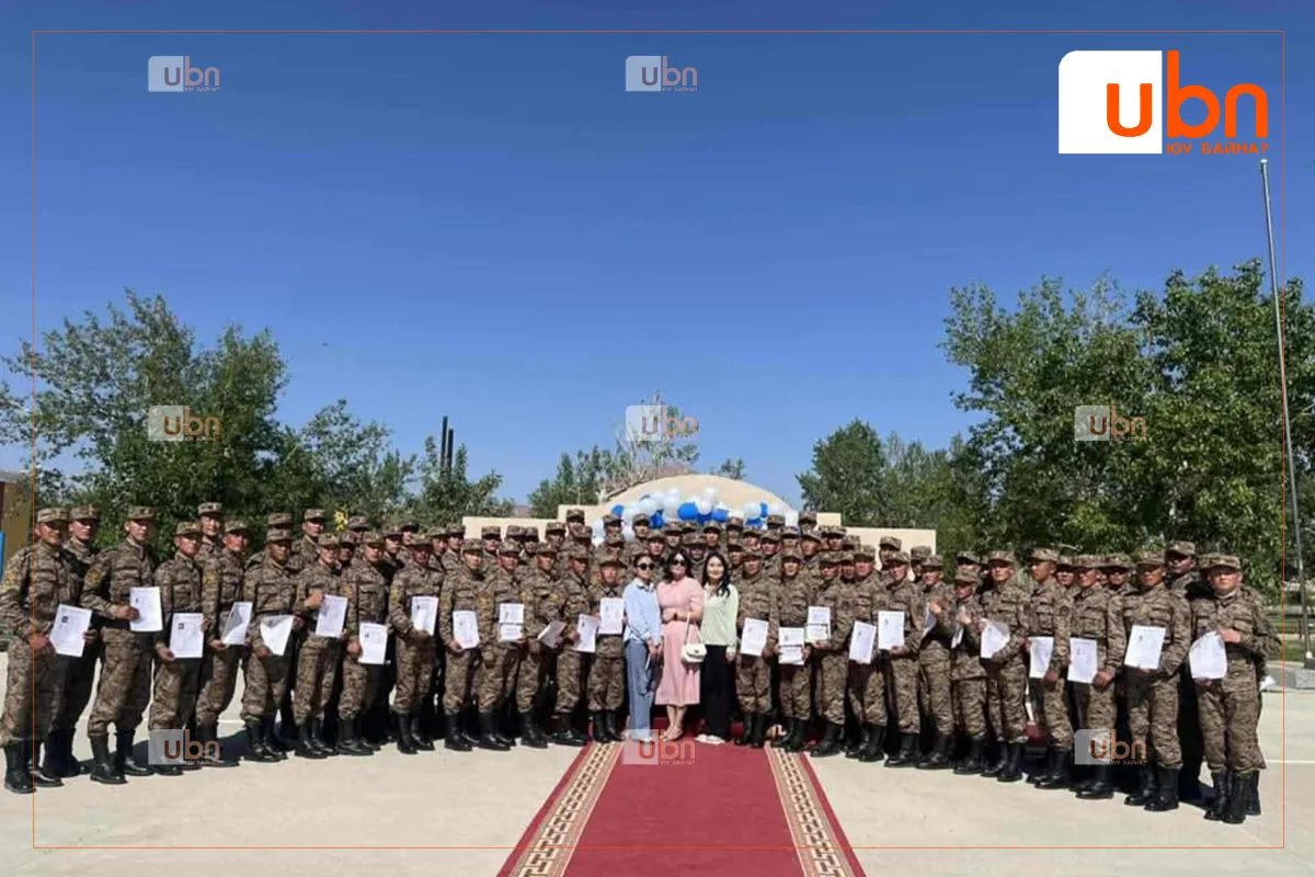 Цэргүүд жолооны үнэмлэхээ гардан авсаар байна