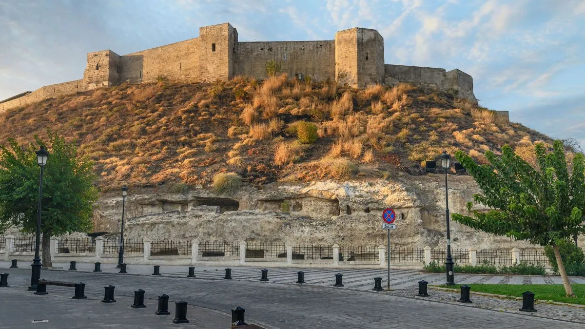 legacy:turk/230206081957-01-gaziantep-castle-file.jpg