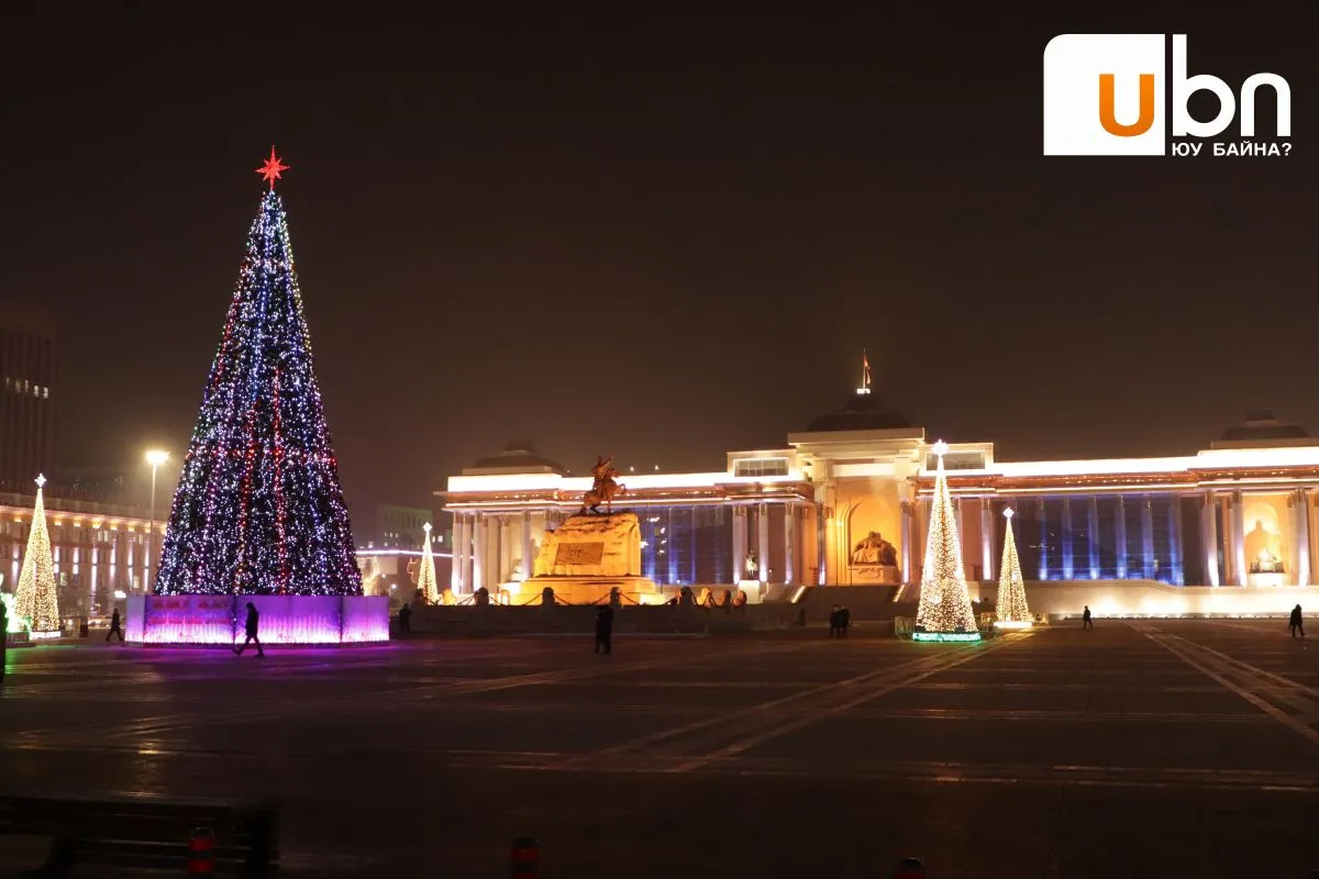 legacy:Амараа зураг/Christmas trees on street/1.jpg