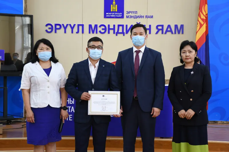 Эмч гэр бүл өөрсдийн санаачилгаар Увс аймагт суурьшиж ажиллахаар болжээ