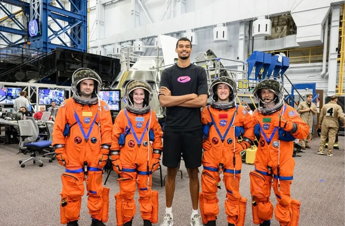 NBA-ийн од Виктор Вэмбаньяма NASA-д зочлох үеэрээ ШУ-нд сонирхолтой гэдгээ илэрхийлэв