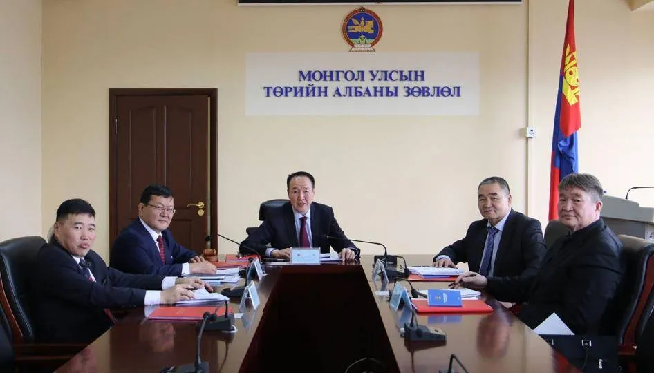 Ажлаа хийхгүй байгаа төрийн албаны зөвлөлийг татан буулгая