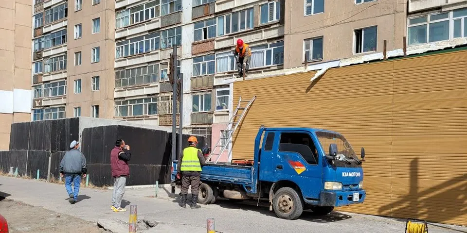 Нийтийн эзэмшлийн талбайд зөвшөөрөлгүй барьсан барилгыг албадан буулгав