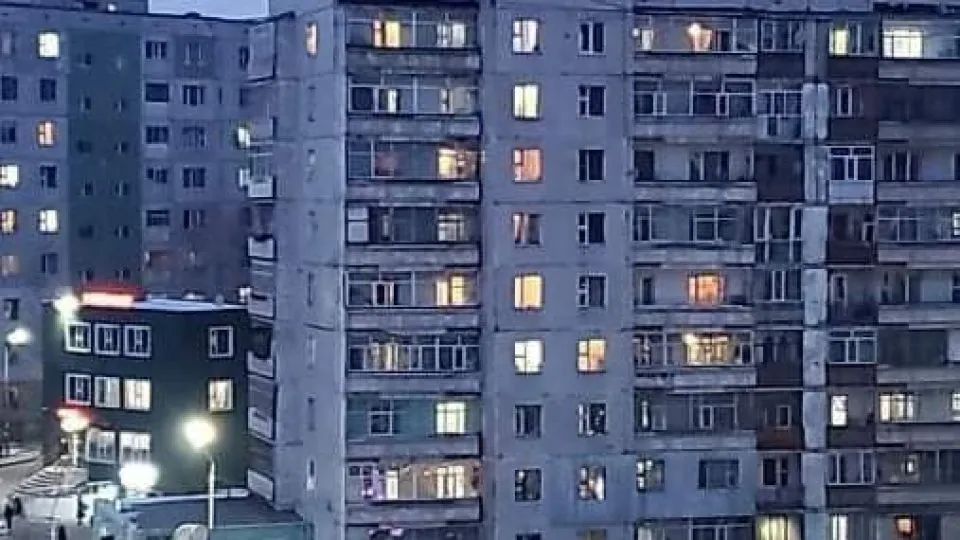 Дээврээс үсэрсэн хоёр хүүхдийг эмнэлэгт хүргэж нэгийг буулгав