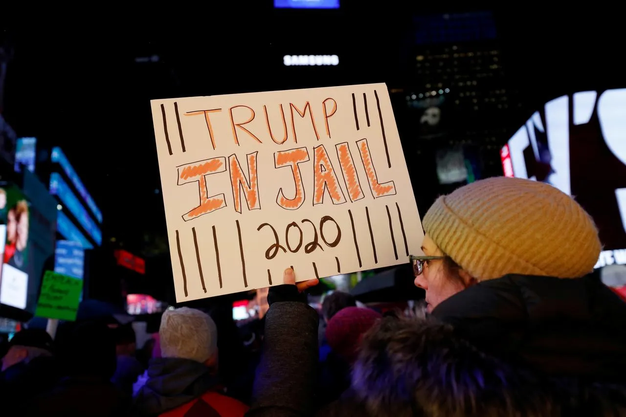 Трампыг Импичментээр огцруулахыг шаардаж Нью Йоркийн гудамжинд жагсаж байна