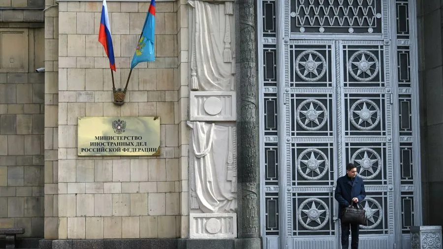 ОХУ: Эстонийн дипломат ажилтныг нутаг буцаав