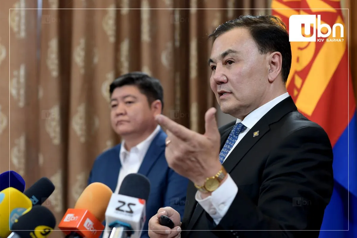 ШУУД: УИХ-ын гишүүн Б.Баттөмөр: Ёс зүйн зөрчил гаргаж, чуулганы хуралдаанд ирц нь хүрдэггүй гишүүдийн асуудал Байнгын хороогоор яригдаж эхэлсэн. Эхнээсээ сануулах арга хэмжээ авахуулсан байгаа