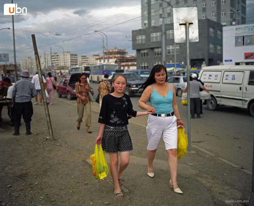 legacy:resources/images/photo_content/Mother and Daughter in Street UB007-2020-09-05-104639-1125271353.jpeg