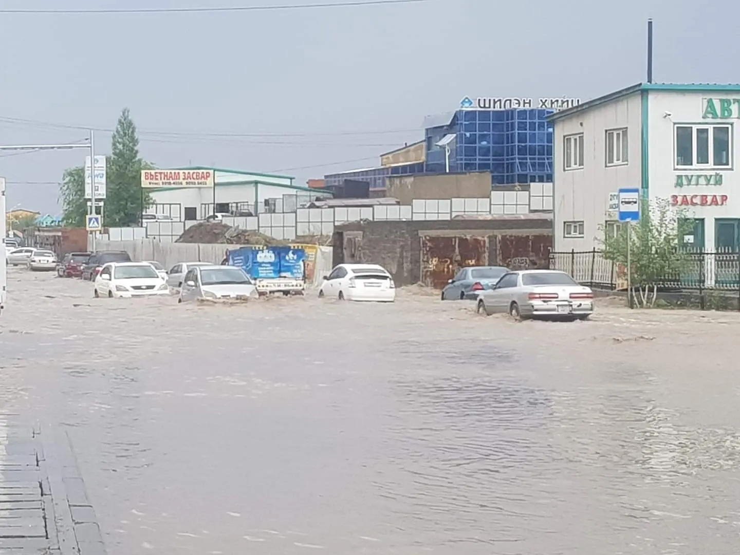Дарь-Эхийн замын зорчих хэсэг усанд автаж, автомашин зорчих боломжгүй болжээ