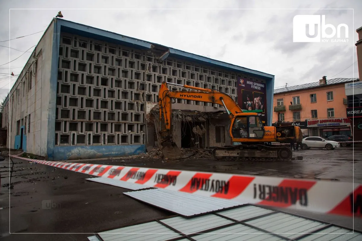 ФОТО: Хуучнаар Ард кино театрыг нурааж байна