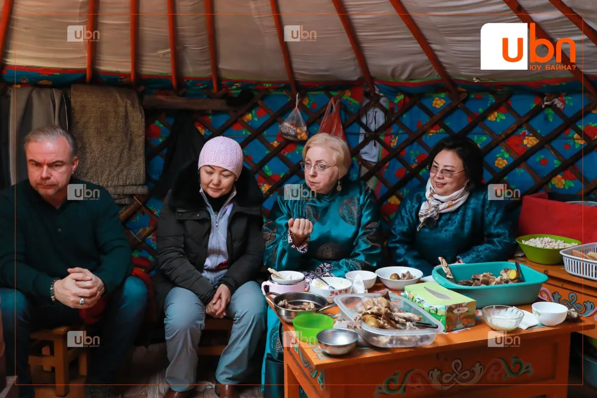 Сайд С.Одонтуяа, Европын холбооноос Монгол Улсад суугаа онц бөгөөд бүрэн эрхт Элчин сайд, эрхэмсэг хатагтай Ина Марчюлёнитийн хамтаар малчин айлд зочлов