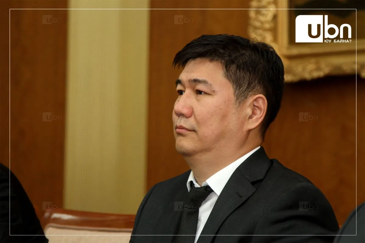 УИХ-ын тамгын газрын ЕНБД асан Ц.Цолмонгийн 37 мянган ам.долларын зээлийг Ё.Отгонбаяр сайдын үед тушаал гаргаж ТЭГЛЭЖЭЭ