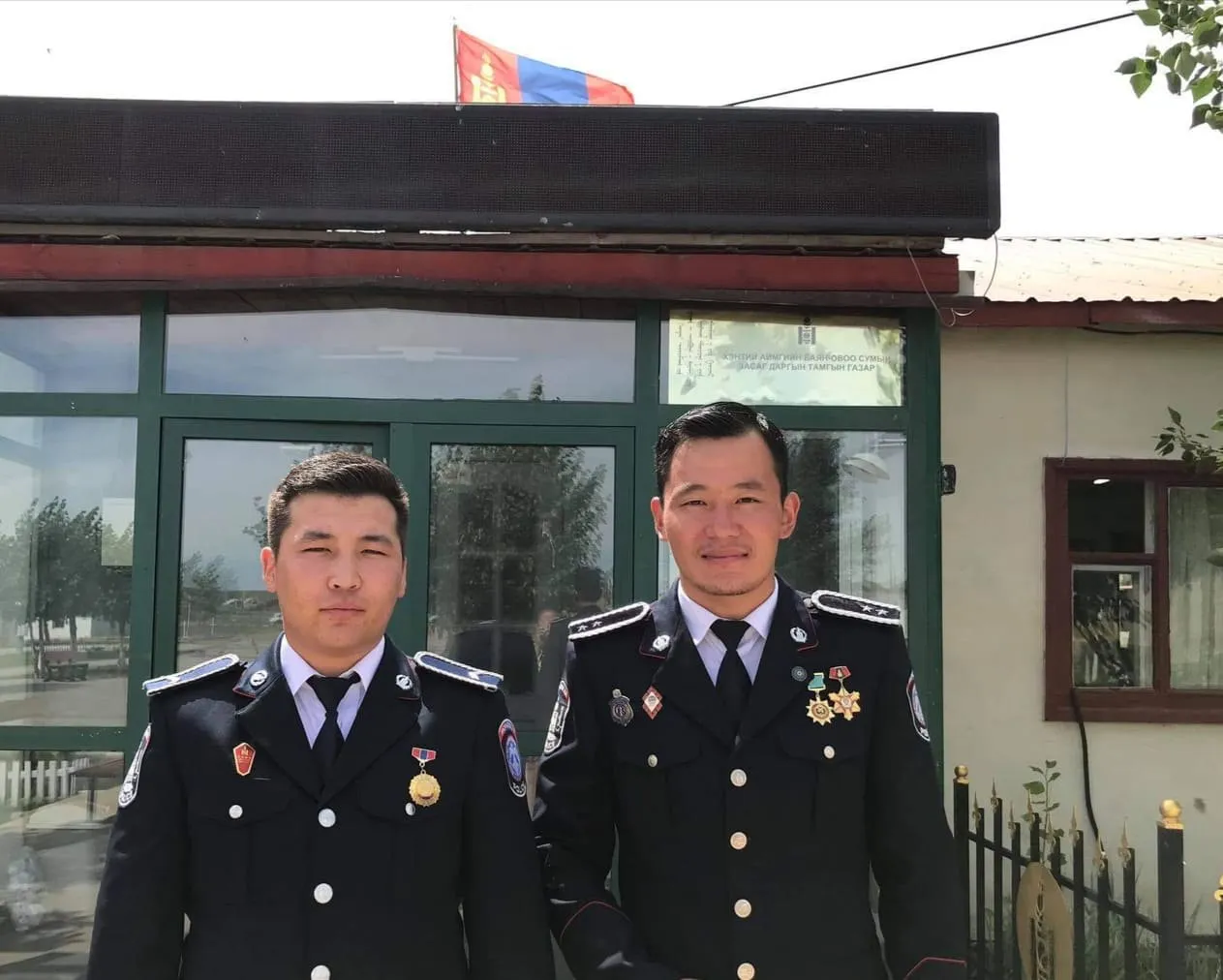 "Сэлж чадахгүй ч хүүхдүүд аврал эрэн уйлж байгааг сонсоод эргэлзэлгүй нуур руу орсон"