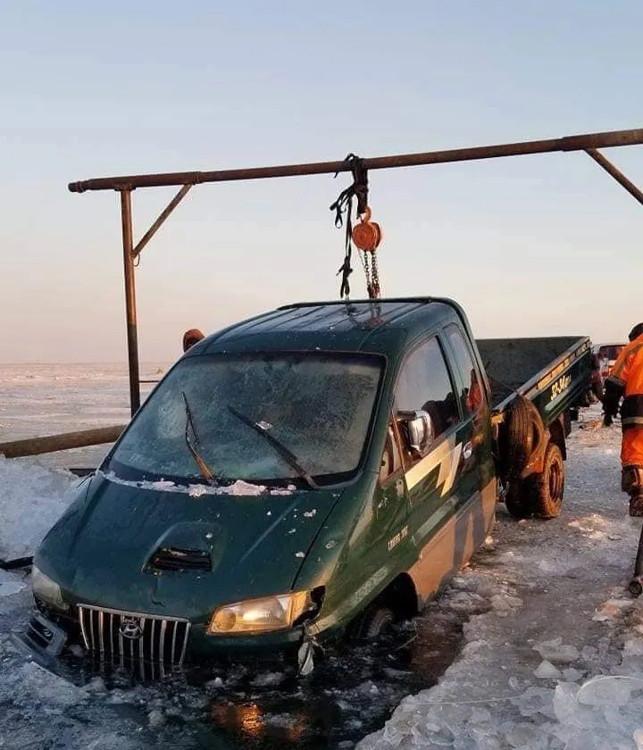 Буйр нуурт мөс цөмөрсний улмаас бага оврын ачааны болон суудлын автомашинууд унажээ