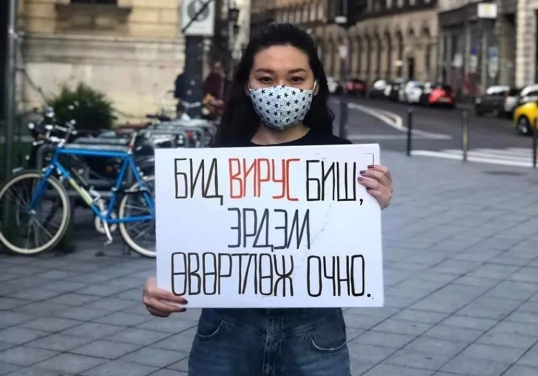 TheGuardian: Монгол хүн Ази төрхтэй учир вирус тараагч хэмээн доромжлуулж шүхрээр зодуулж байна