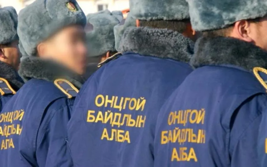 Нүхэн жорлонд унасан согтуу хүнийг аварчээ