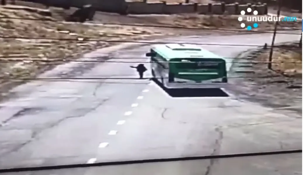 Хүүхдийн орхиж явсан автобусны жолооч хүүхдийн эмчилгээний зардалд 2.6 сая төгрөг төлж, 100 мянган төгрөгөөр торгуулжээ