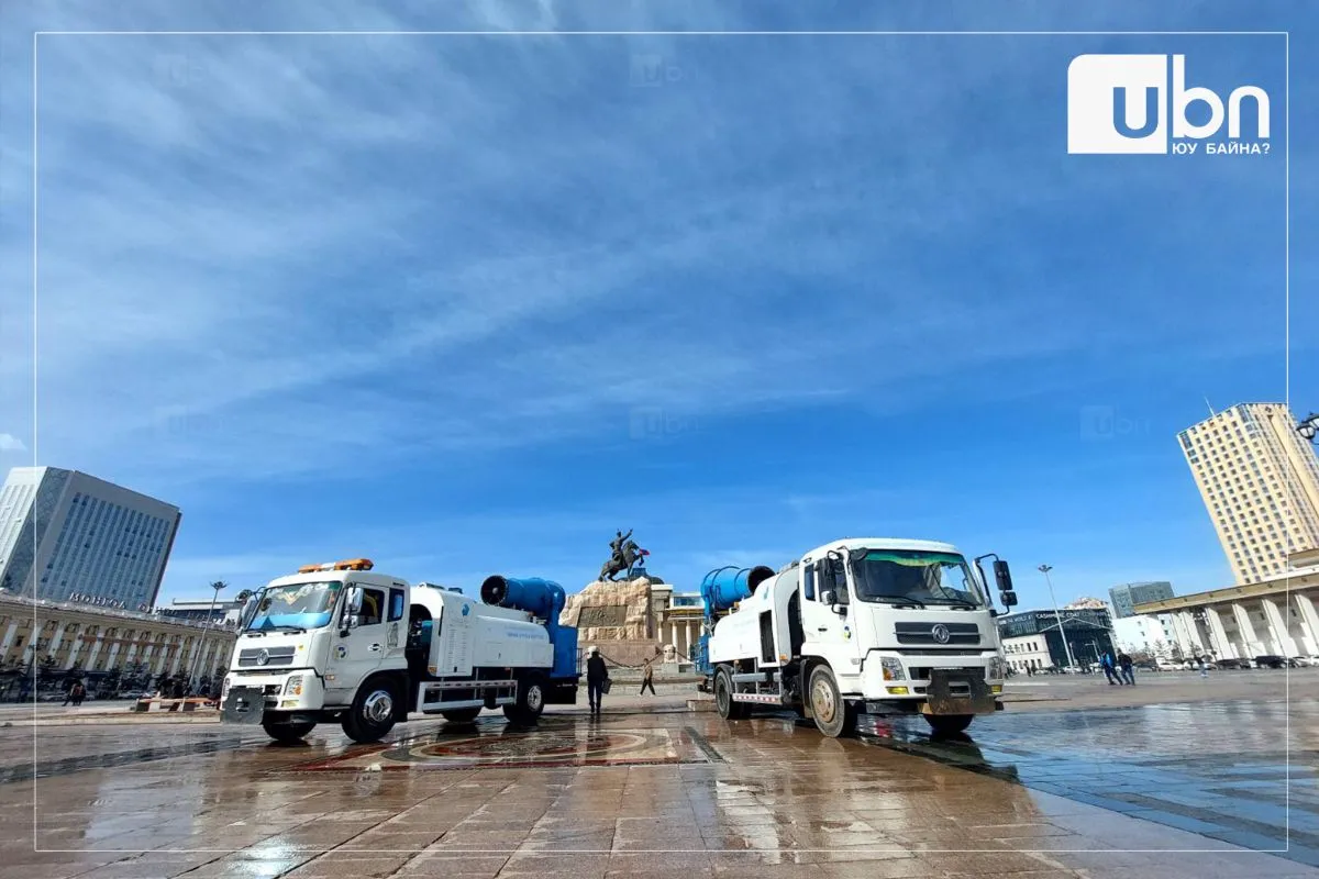 Сүхбаатарын талбайг цэвэрлэж, хөшөө дурсгалыг угаажээ