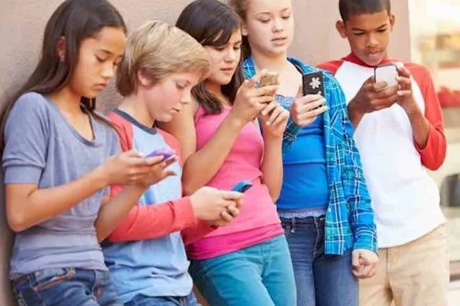 legacy:upload/images/ni/2020/01/07/12259615_web1_180108-BPD-kidsonphones-111535-373227188.jpeg