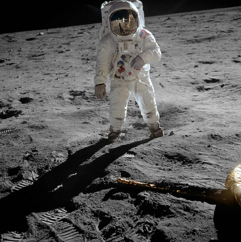 “Moon walk” зураг 7700 ам.доллараар зарагджээ