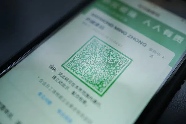 Бээжин хотын иргэдийг өнгийн QR кодын системээр хорио цээрийн дэглэмд хамаарах эсэхийг таньж байна