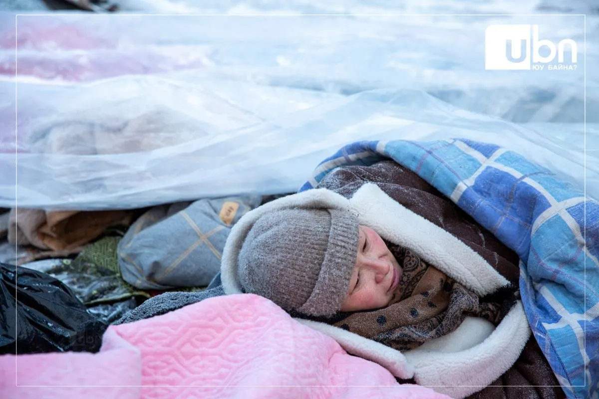 ФОТО: Жагсагчид талбай дээр ХОНОЖ байна