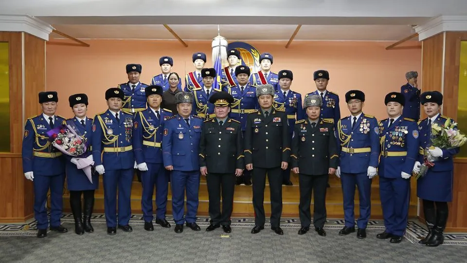 Алба хаагчид цол нэмлээ