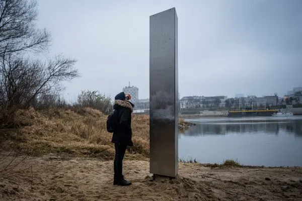 Нууцлаг хөшөө "Monolith" Канадад шинээр гарч ирэв