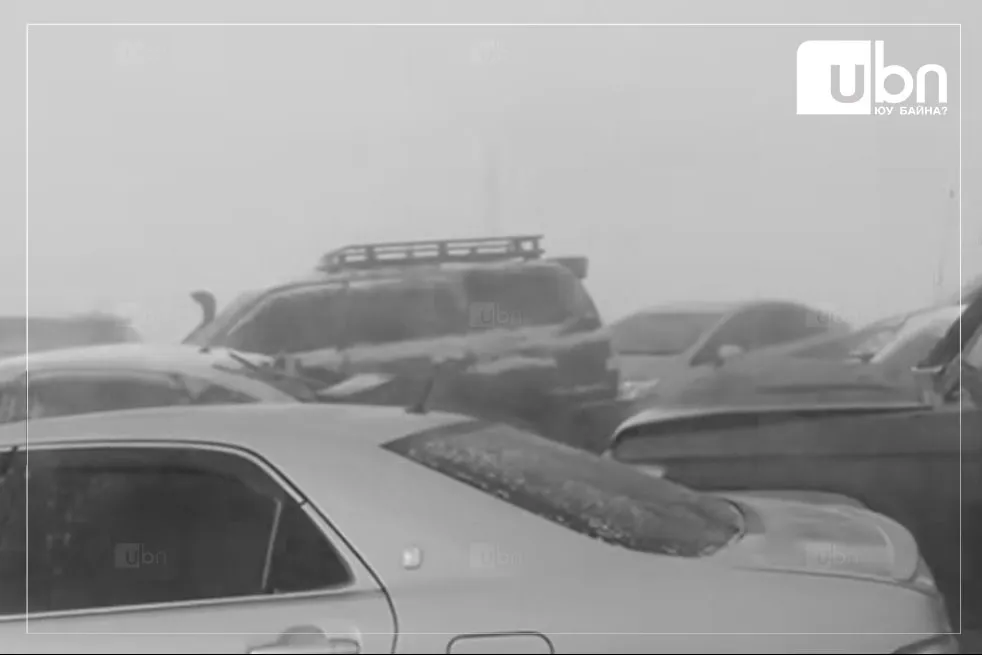 Чулуун овоо, Налайхын замд 15 автомашин мөргөлджээ
