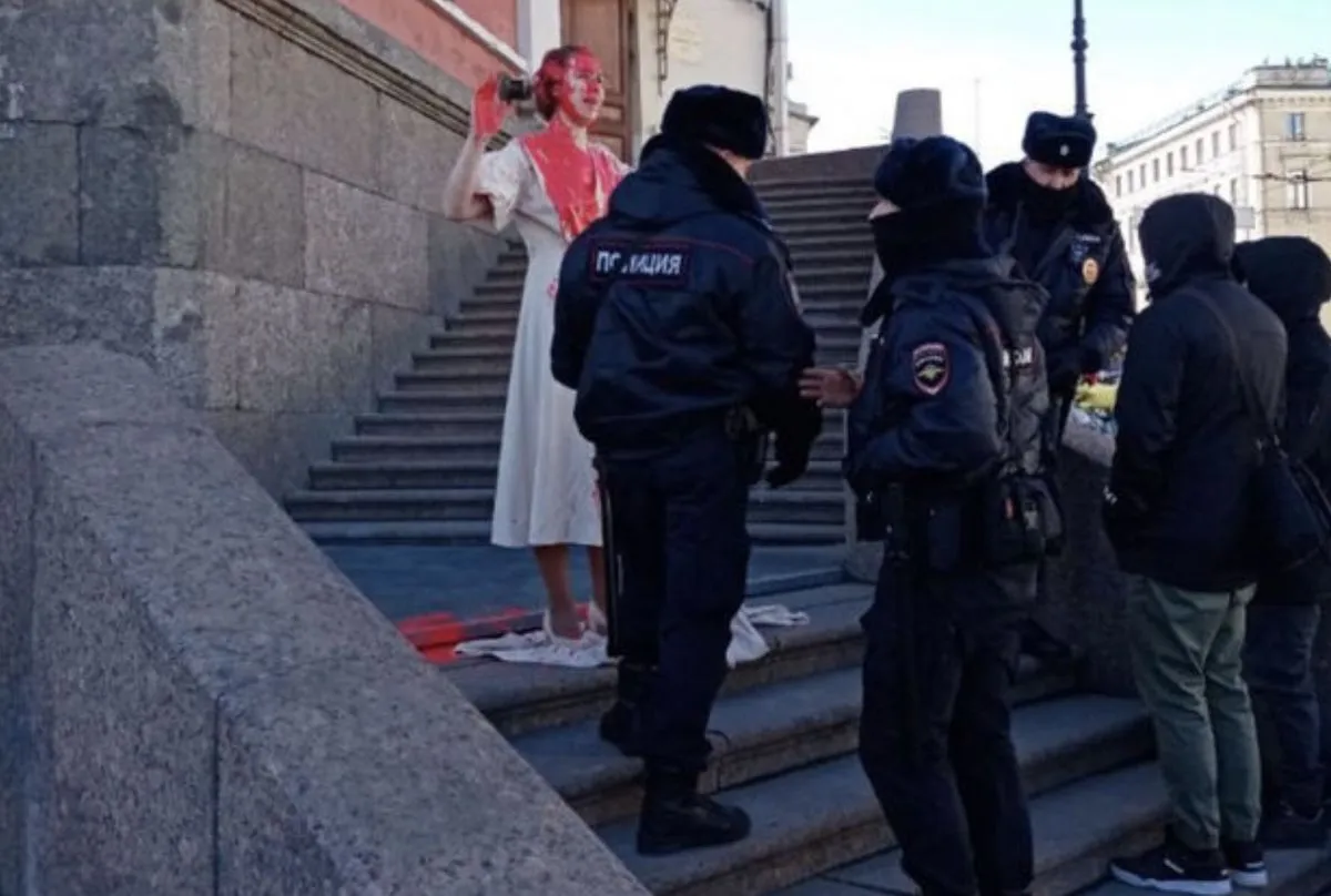 “Та бүхний оюун ухаанд хандаад нэмэр алга, зүрхэнд хүрье“ хэмээн дайныг эсэргүүцсэн эмэгтэй саатуулагджээ