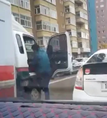 Машинаараа ус цацсан, шахсан гэх шалтгаанаар маргалдаж, хоорондоо зодолджээ