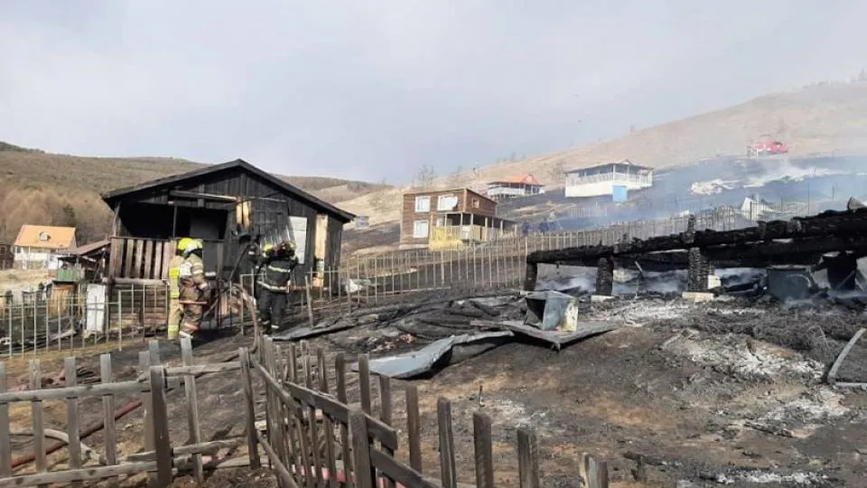 Майхан толгойн зусланд гал гарч нэг айлын байшин хайрагджээ
