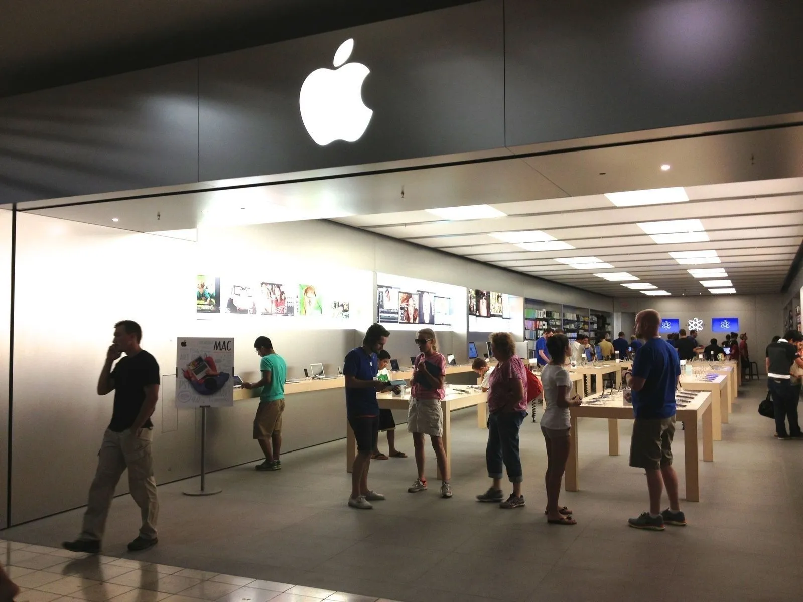 Apple компани Хятадаас бусад улс орнууд дахь дэлгүүрүүдээ түр хаах шийдвэр гаргажээ