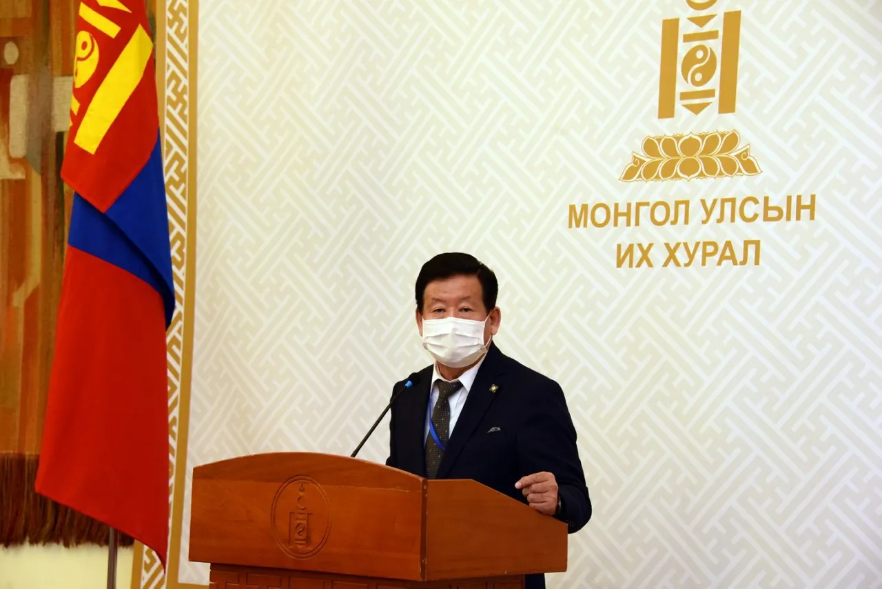 Гишүүн Д.Лүндээжанцан УИХ-ын чуулганы хуралдааны дэгийн тухай хуулийн төслийн талаар мэдээлэл хийв
