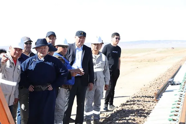 Алба хаагчид төмөр замын бүтээн байгуулалтад оролцож буйдаа сэтгэл хангалуун байна гэв
