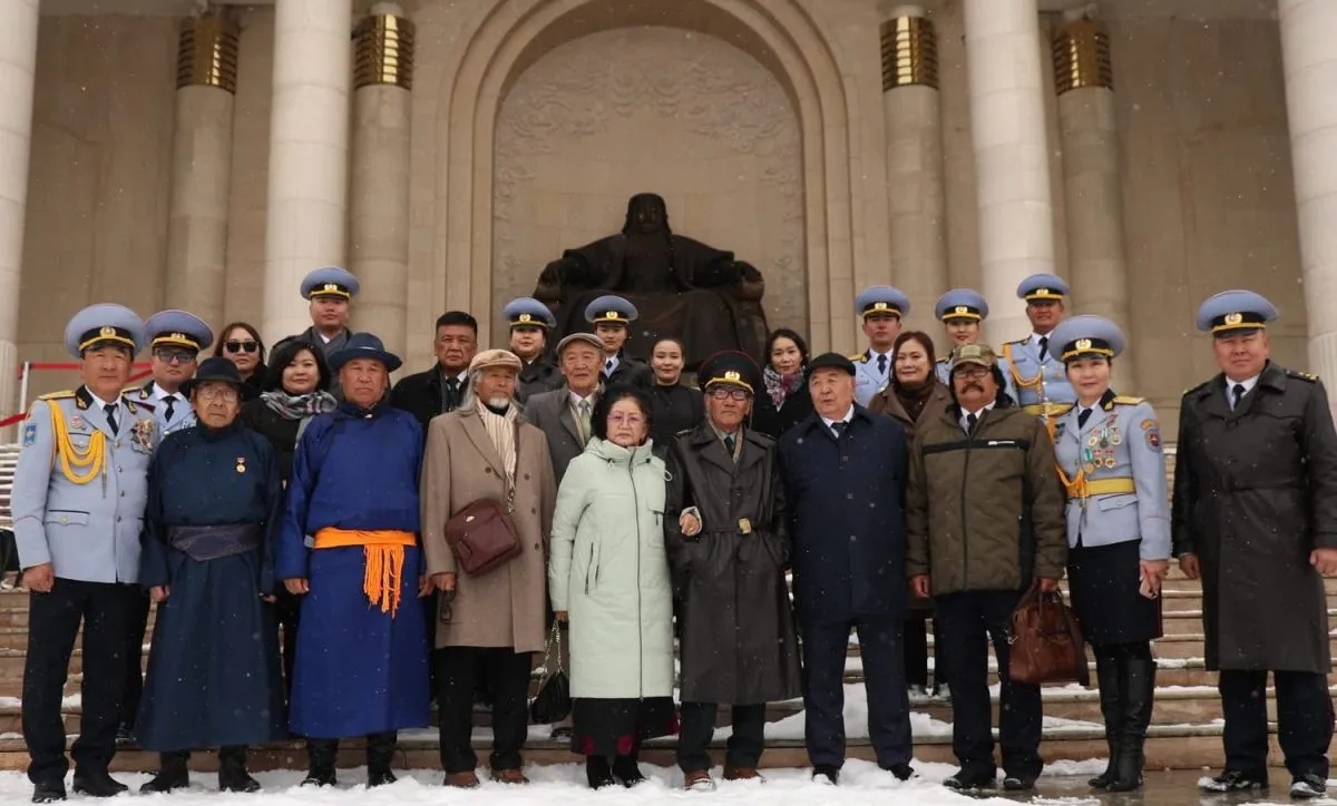 Цэргийн сэтгүүлчид ахмадууддаа хүлээн авч хүндэтгэл үзүүллээ