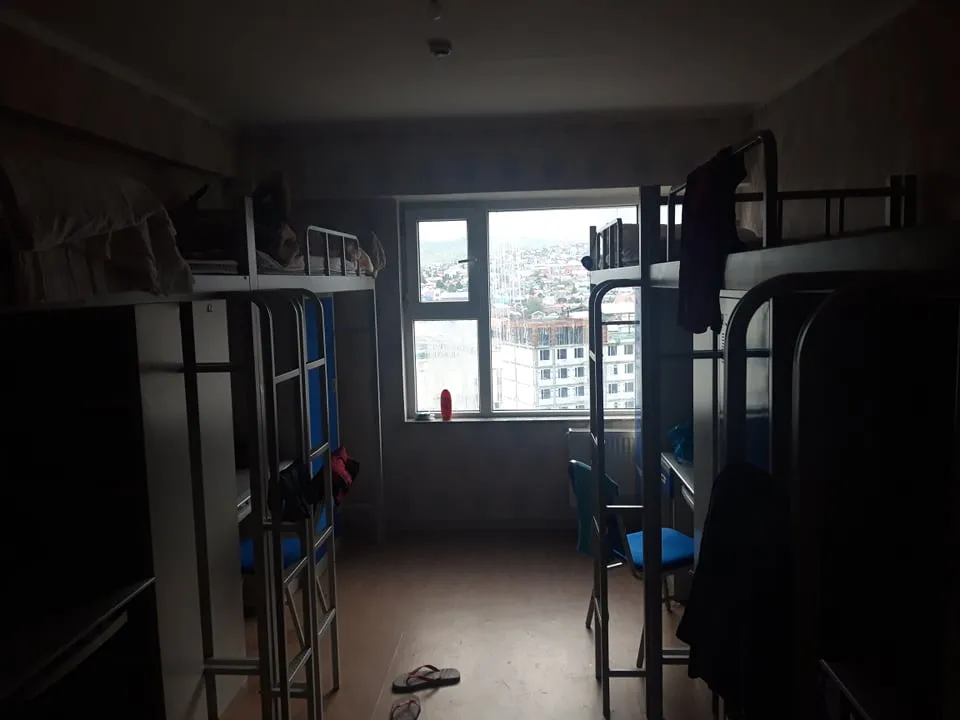 Иргэн Г: Тусгаарлалтын байр тоггүй, цэвэр усгүй, 00 нь эвдэрхий, орон доороос нь тамхины иш, бэлгэвч гарч ирсэн