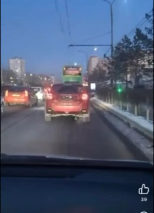 Улсын дугаараа нууж нэгдүгээр эгнээгээр зорчсон 21 настай жолоочийг шалгаж, машиныг нь журамлажээ