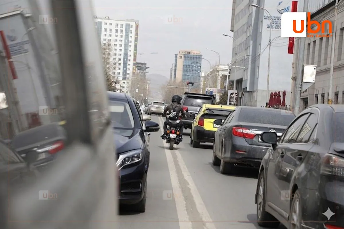 Жолоодох эрхийн үнэмлэхгүй этгээд мотоцикл жолоодож, явган зорчигчийг мөргөж гэмтээжээ