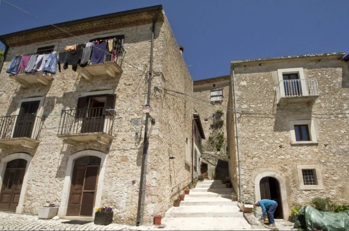 legacy:upload/images/ni/2020/10/31/67020_Santo_Stefano_di_Sessanio_AQ_Italy_-_panoramio_-_trolvag_10-e1603880866736-175012-1329899710.jpeg