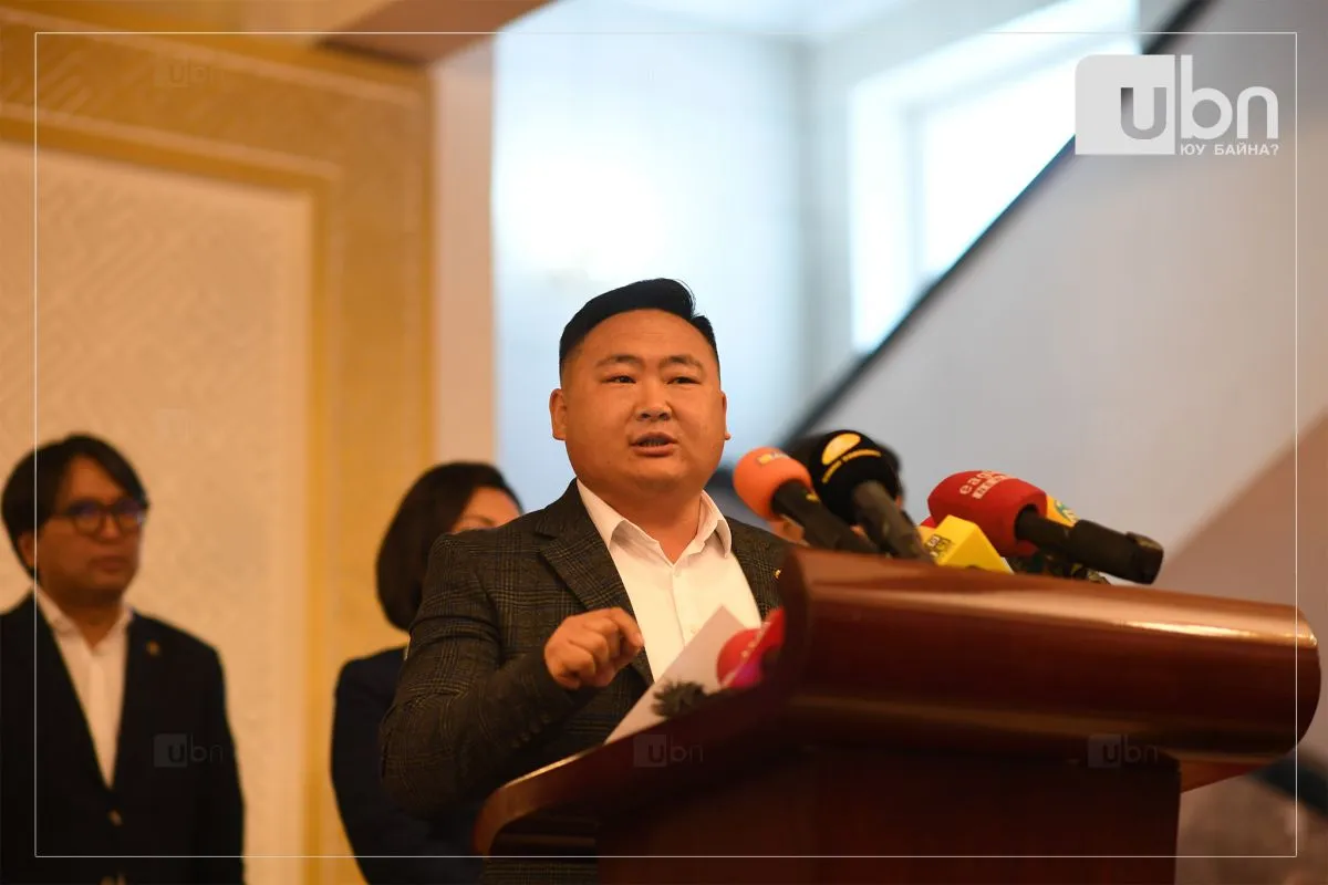 “УИХ-ын гишүүд нь попорч загинаад байхаар, сайд нар нь айгаад салбарынхаа асуудлаа авч орж ирж чадахгүй байна“
