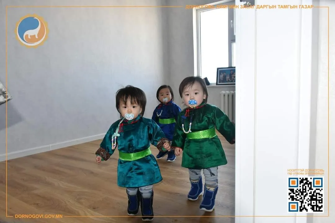 Дорноговь аймагт мэндэлсэн гурван ихэр хүүд гурван өрөө байр бэлэглэжээ